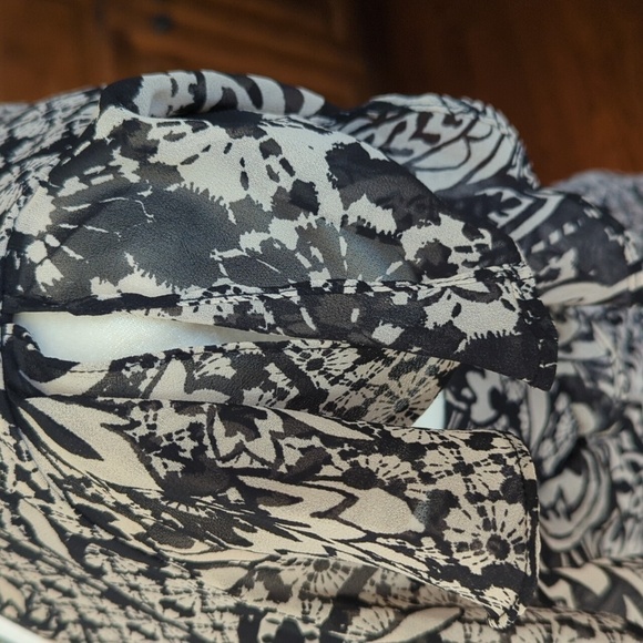 Taylor Black Floral print Ruched Ruffled Dress Black V-Neck size 6 - Picture 3 of 12